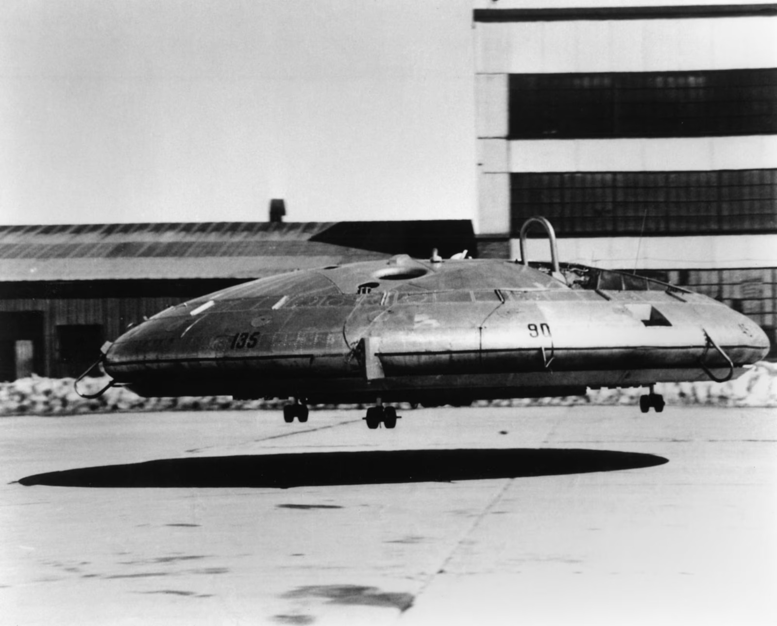Prototipo del Avrocar VZ-9AV de Avro Canada en vuelo de prueba, mostrando su diseño de disco volador experimental financiado por el Pentágono en los años 50