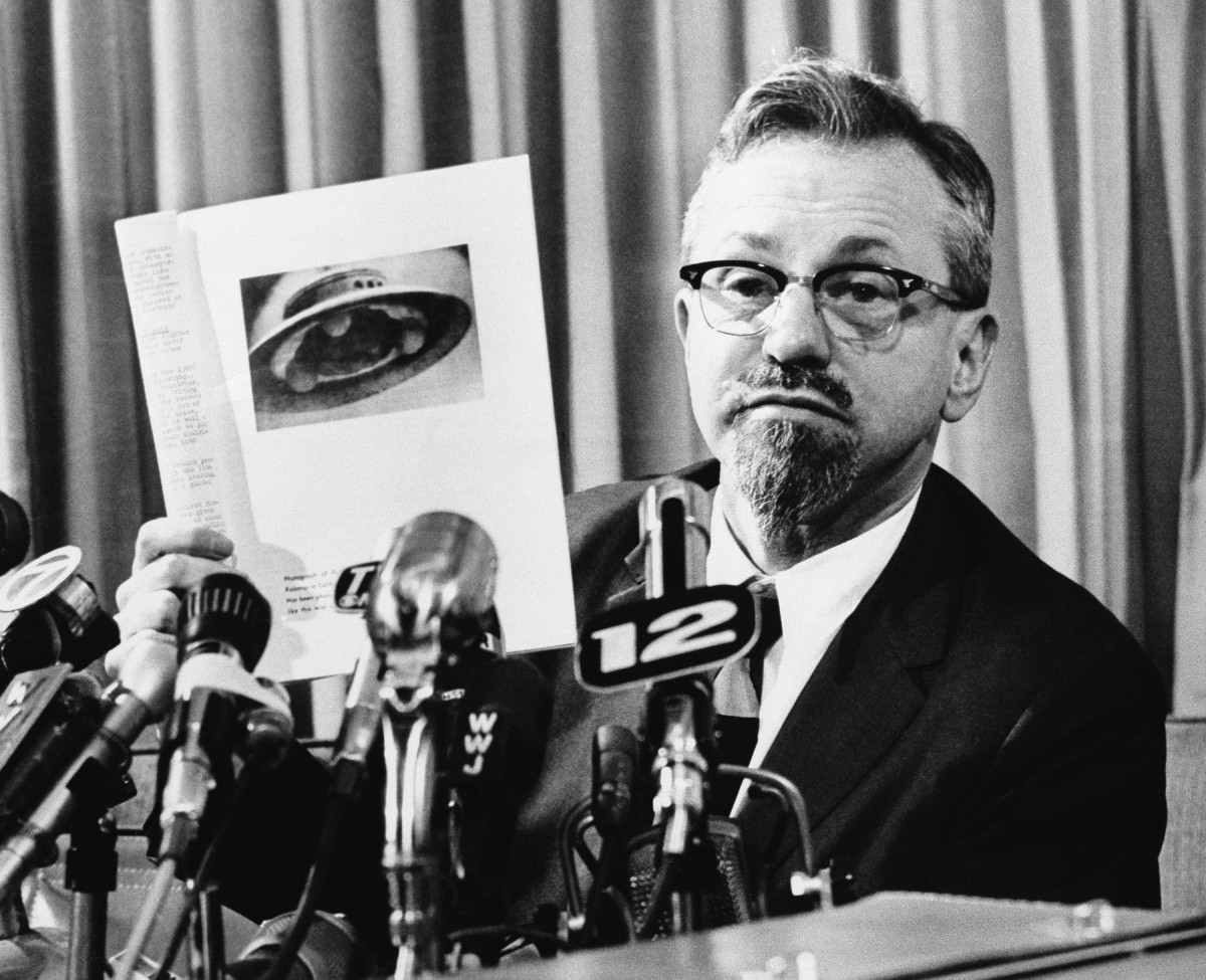 J. Allen Hynek, astrónomo y consultor científico del Proyecto Libro Azul, mostrando fotografías de OVNIs durante una conferencia de prensa