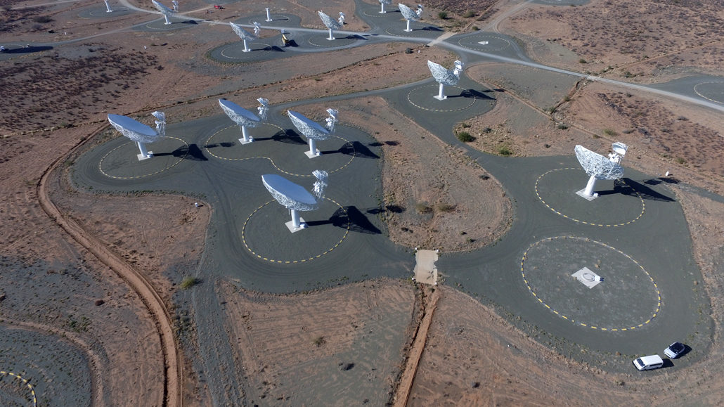 Vista aérea del array de 64 antenas del radiotelescopio MeerKAT en el Karoo, Sudáfrica