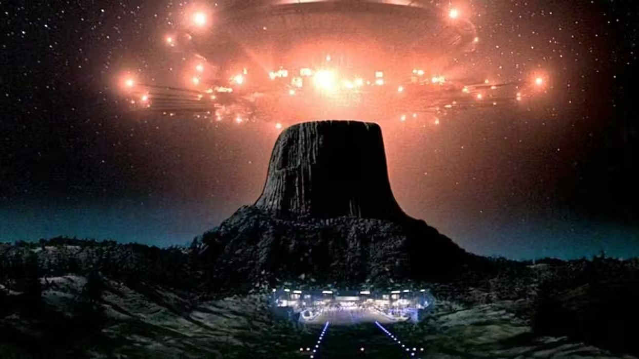 Fotograma icónico de Encuentros en la Tercera Fase (Spielberg, 1977): la nave nodriza descendiendo sobre Devils Tower, Wyoming. La imagen que definió el imaginario visual del Primer Contacto para generaciones.