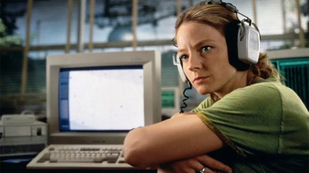 Jodie Foster como la Dra. Ellie Arroway escuchando la primera señal extraterrestre en Contact (Zemeckis, 1997).