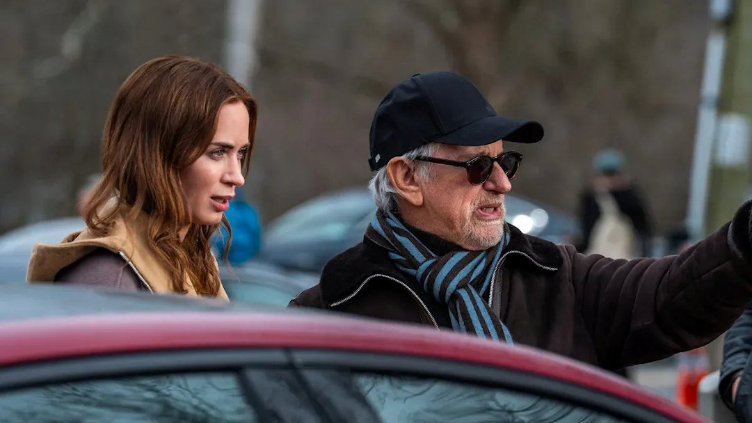 Steven Spielberg y  Emily Blunt en el set de Disclosure Day (2026)