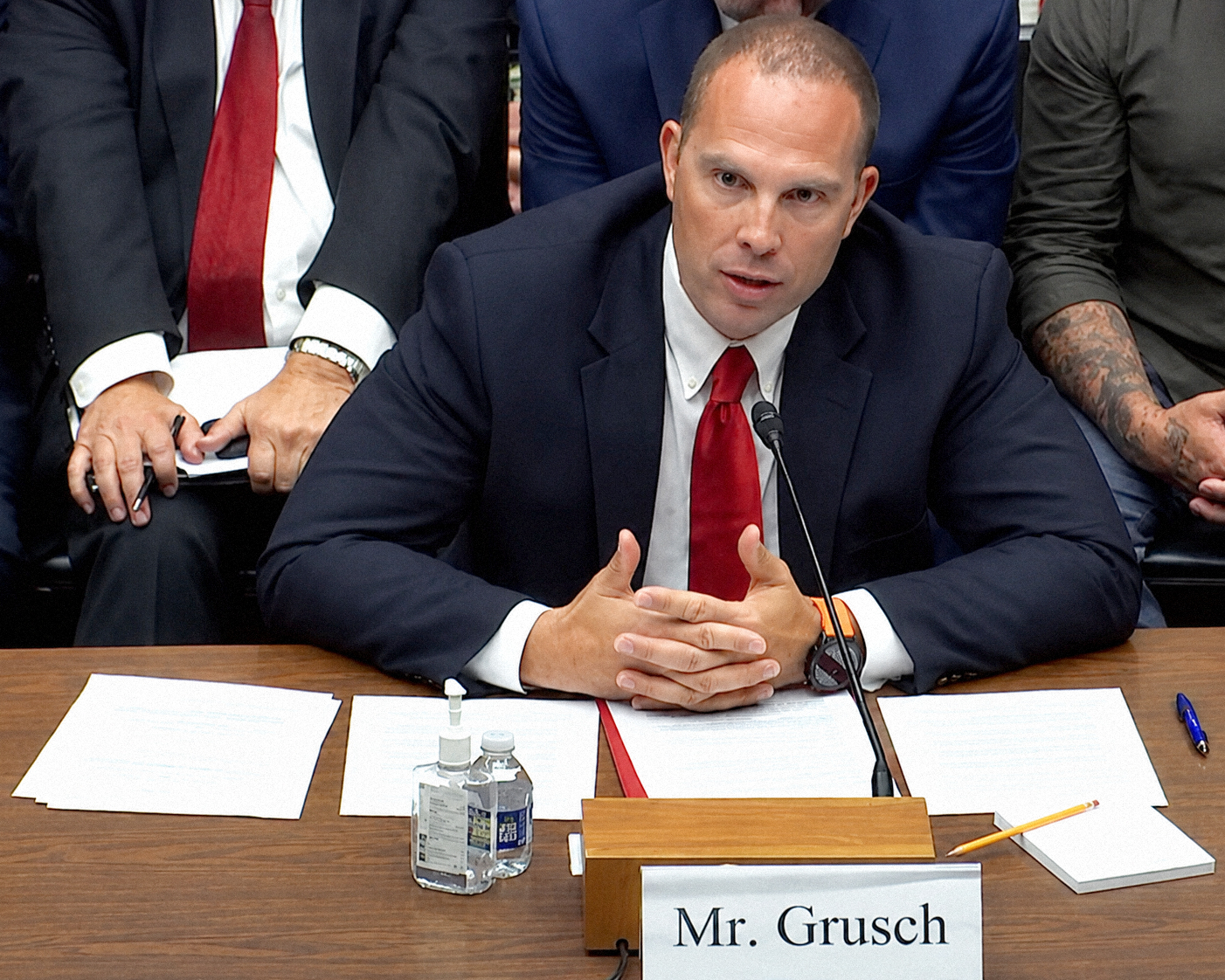 El exoficial de inteligencia David Grusch testifica ante el Comité de la Cámara de Representantes en julio de 2023