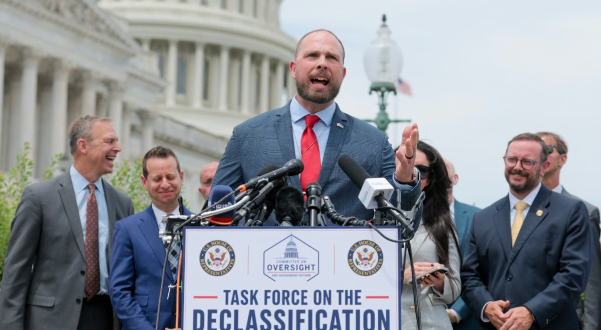 David Grusch habla ante los medios en las escalinatas del Capitolio junto a legisladores del Task Force de Desclasificación. Washington D.C., 9 de junio de 2026.