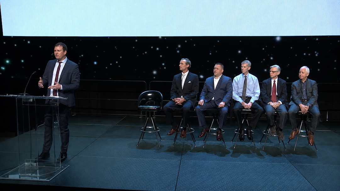 Tom DeLonge (Blink-182) junto a Luis Elizondo y otros exfuncionarios del Pentágono en la conferencia de prensa fundacional de To The Stars Academy , octubre de 2017.
