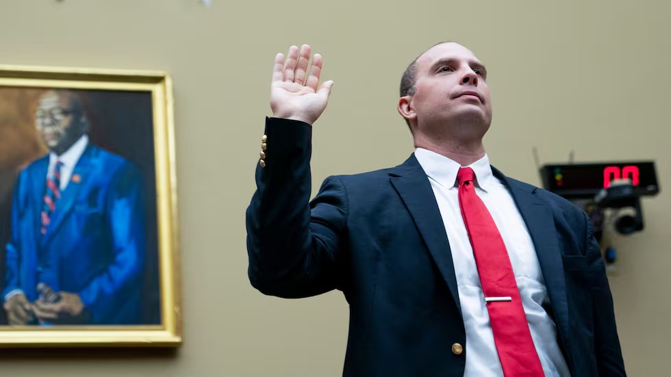 David Grusch levanta la mano derecha para ser juramentado ante el Comité de Supervisión de la Cámara. 26 de julio de 2023.